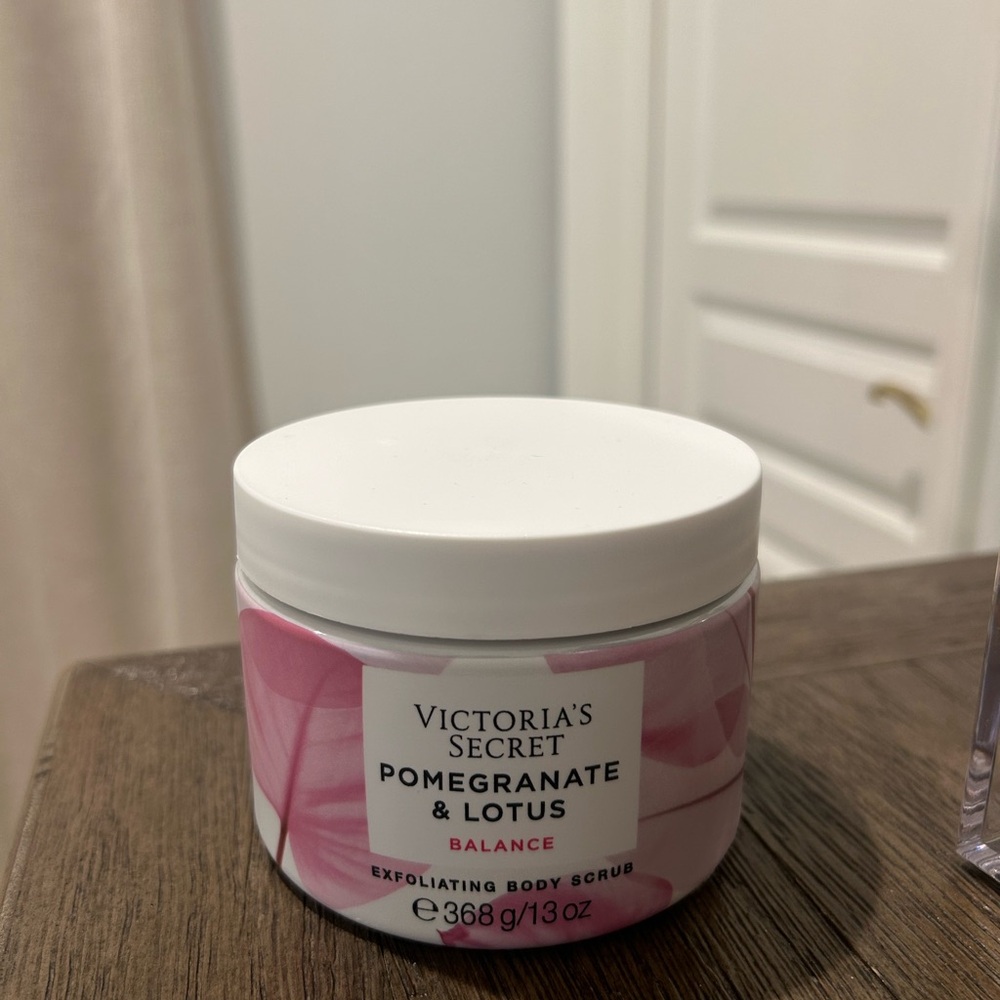 Victoria's Secret Pomegranate & Lotus Exfoliating Body Scrub - Pink